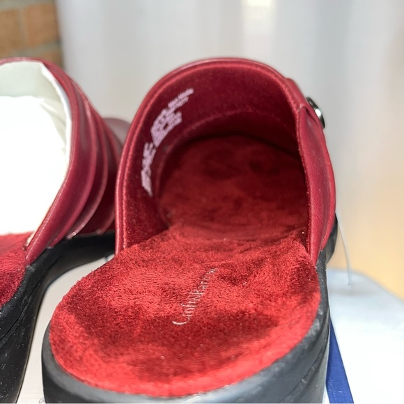 Croft & Barrow red faux leather slide-on clogs NEW - 7.5 - Picture 9 of 11